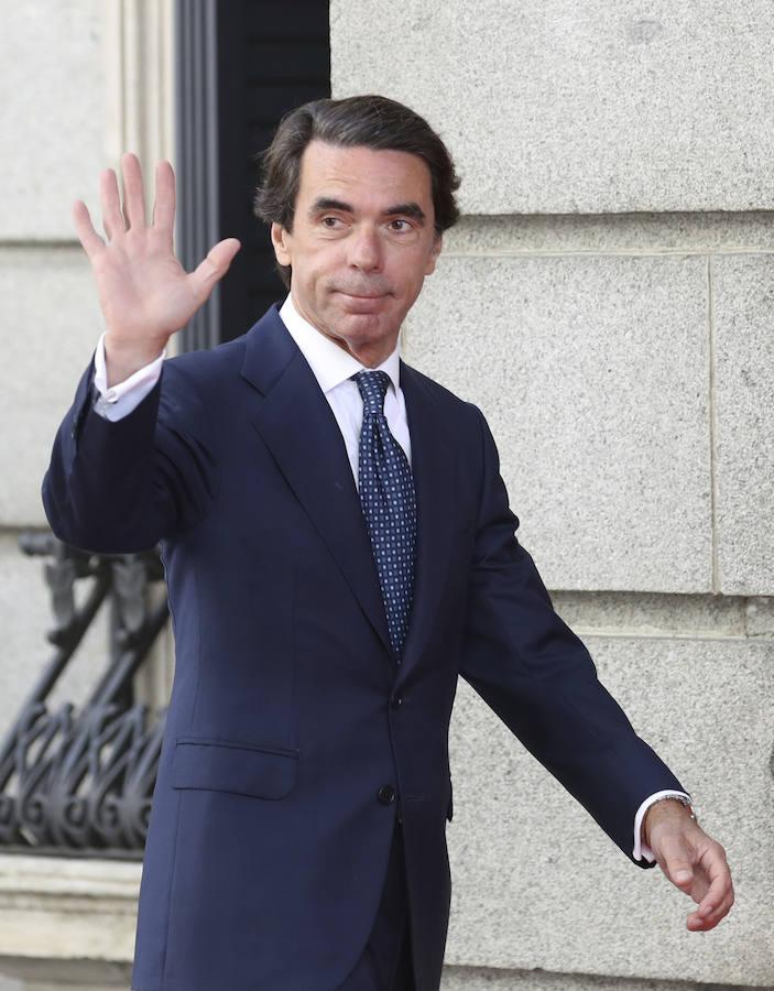 El expresidente José María Aznar saludando a su llegada al Congreso de los Diputados. 