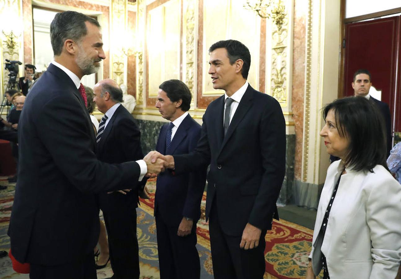 El Rey Don Felipe saludando al secretario general del PSOE Pedro Sánchez, que acudió como invitado. 