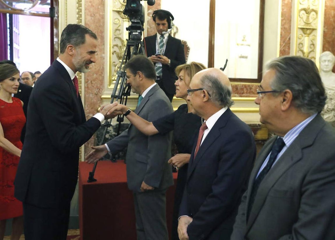 El Rey Don Felipe saludando en el Congreso a la ministra de Defensa María Dolores de Cospedal. 