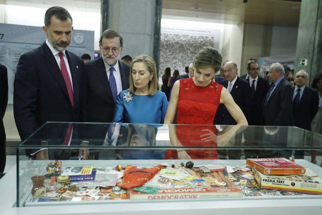Los Reyes junto a Ana Pastor y Mariano Rajoy en la inauguración de la exposición «40 años de las primeras elecciones democráticas»