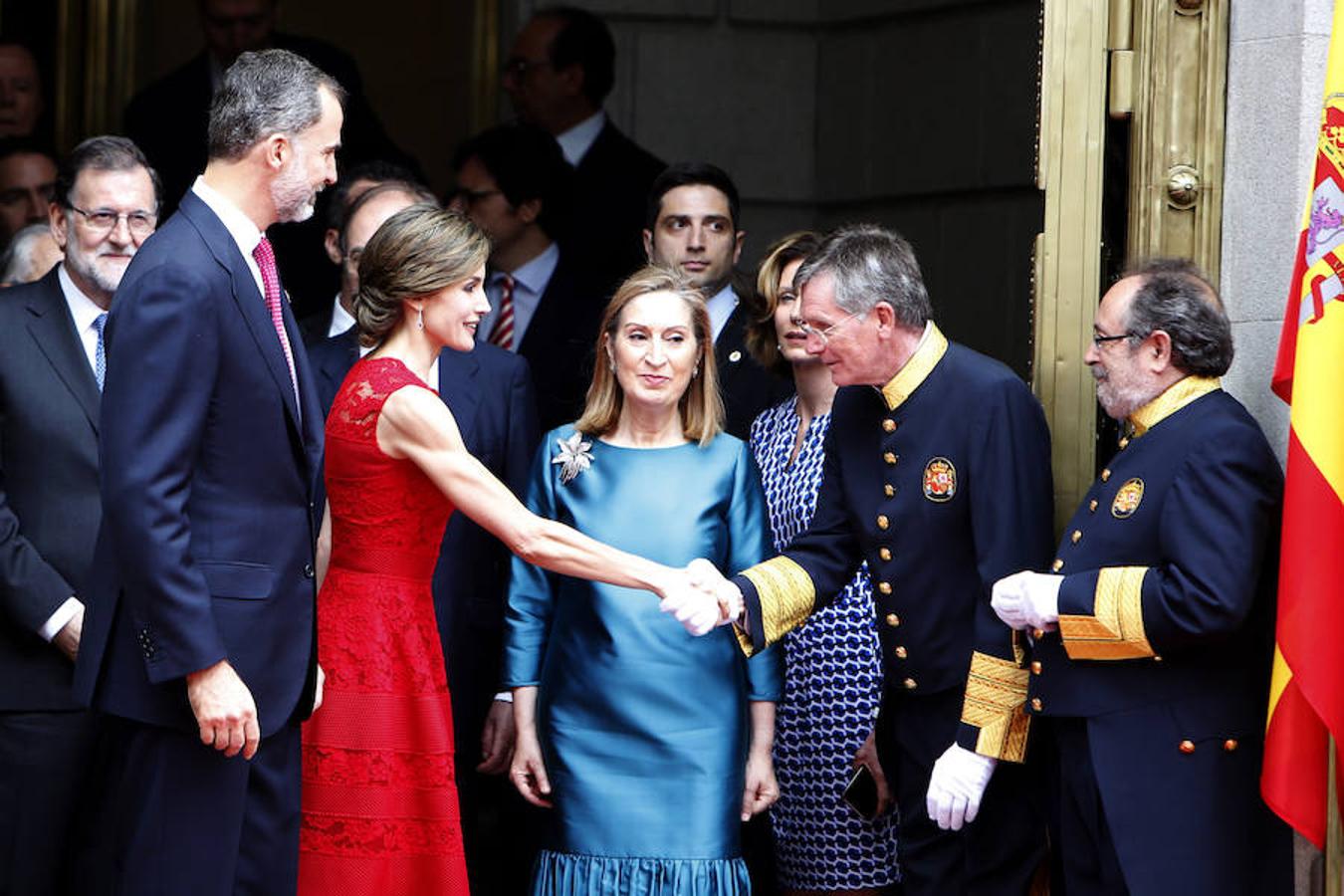 La Reina Letizia saludando a los ujieres en su llegada al Congreso. 