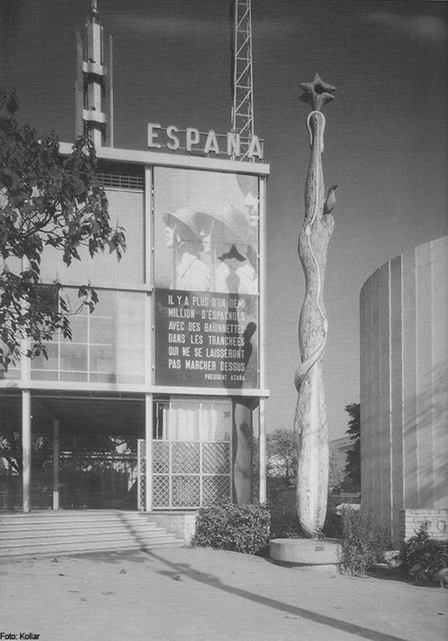 Pabellón de España en la Exposición Internacional de París de 1937 con la escultura de Alberto El pueblo español tiene un camino que conduce a una estrella. 