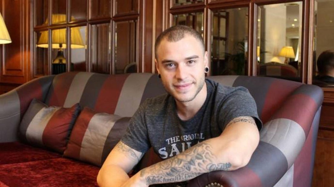 2. Adrian Rodríguez. De un chico homosexual de 17 años a un papel protagonista en la popular serie de Telecinco, «El Chiringuito de Pepe». Rodríguez ha continuado haciendo ficción hasta 2016, sin embargo, sus grandes apuestan han sido como coach en «Pequeños Gigantes» y como concursantes en los talent shows «Tu cara me suena», en Antena 3; «Levántate: All Stars», en Telecinco, y «El gran reto musical, en TVE