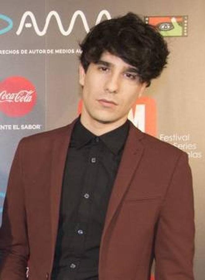 4. Javier Calvo. Javier Calvo se convirtió en todo un referente para los jóvenes gays gracias a Fer, un alumno que vivía su sexualidad con naturalidad y sin demasiados dramas en «Física o Química». Y, aunque como actor, todavía lo hemos visto en series como «Los Misterios de Laura», de TVE, y «Amar es para siempre», de Antena 3, Calvo se ha pasado a dirigir. En 2016 estrenó «Paquita Salas», su primera webserie como guionista y director junto a Javier Ambrossi y este año está previsto que estrene la película «La llamada».