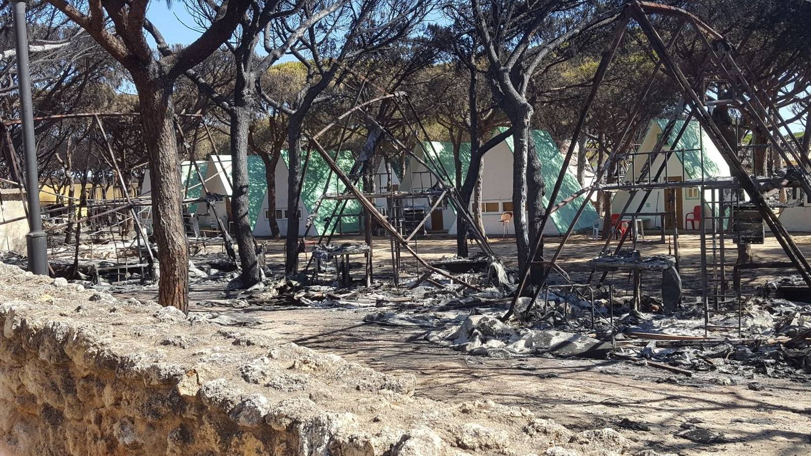 Así ha quedado el Camping Doñana tras el incendio originado en Moguer