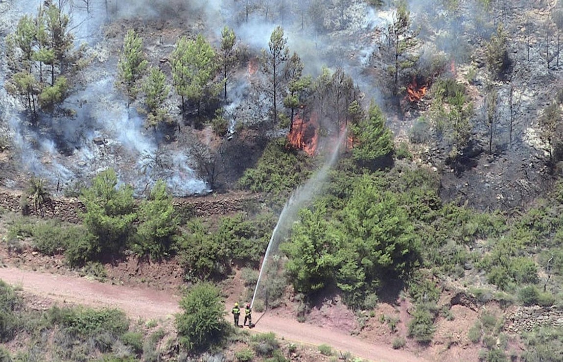 Labores de extinción del incendio. 