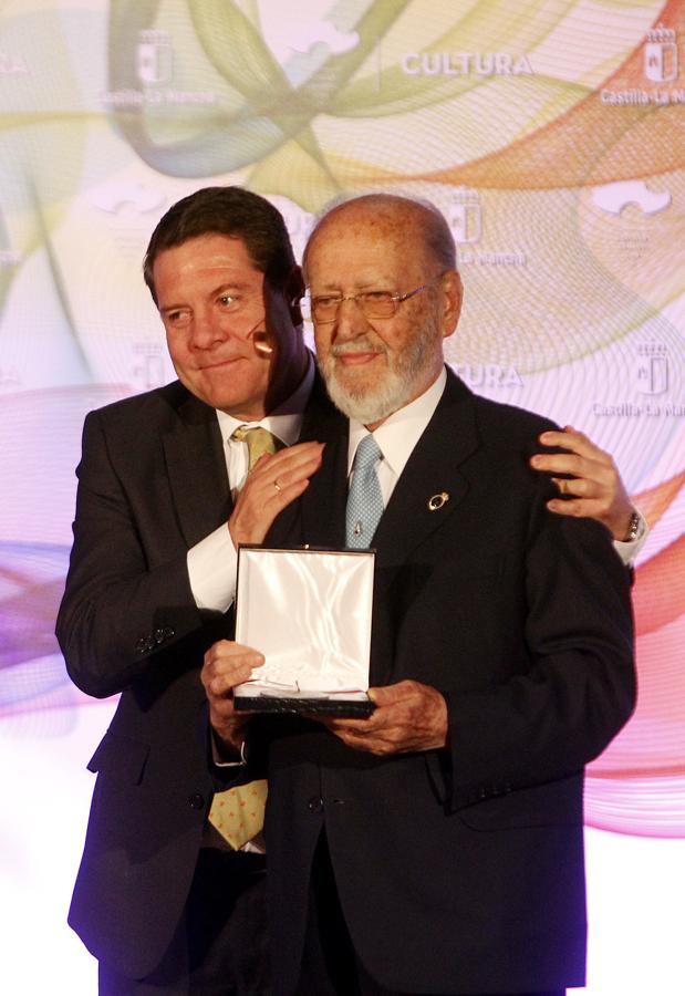 Emiliano García-Page con Vicente Carranza, que recibió la Medalla al Mérito Cultural Extraordinario de Castilla-La Mancha. Natural de Daimiel, este ceramófilo goza de prestigio nacional e internacional, ejerce de manchego infatigable y lleva el nombre de su localidad por todo el mundo.. 