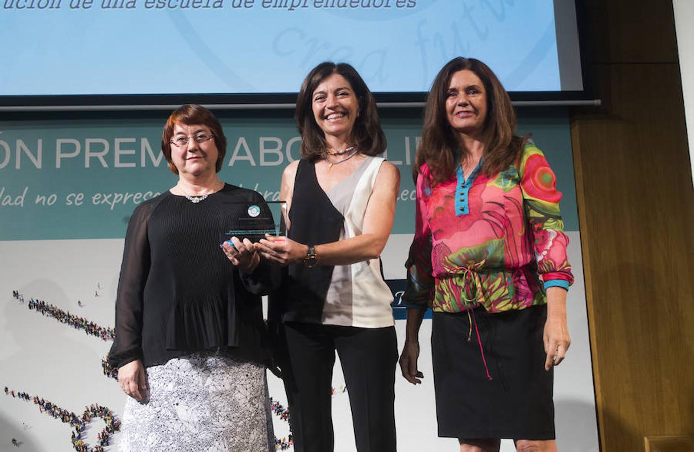 Las mejores imágenes de la gala de entrega de los Premios ABC Solidario. El Centro de Cooperación y Acción Solidaria de la Universidad de Burgos, Premio ABCsolidario en la Modalidad Voluntariado Universitario