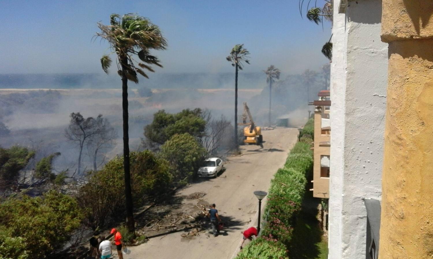 Fotos: Fuego en Atlanterra, Zahara de los Atunes