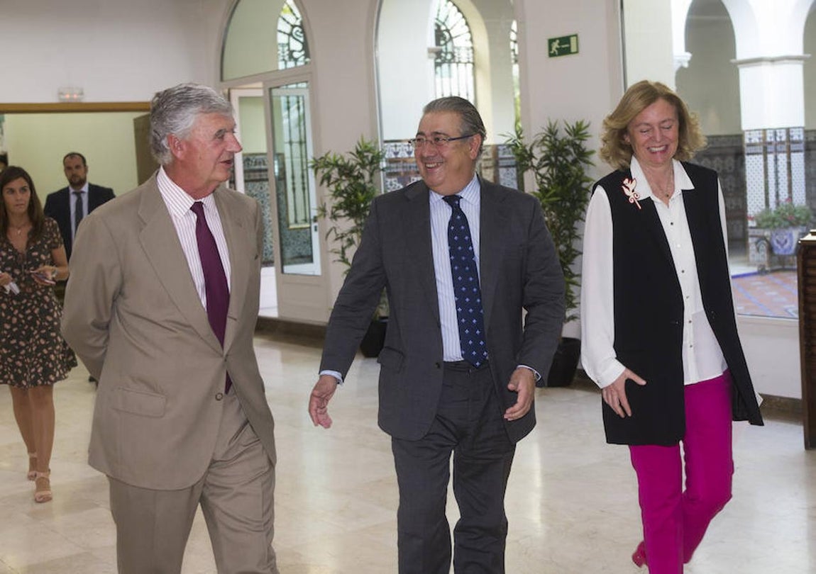 Las mejores imágenes de la gala de entrega de los Premios ABC Solidario. El ministro del Interior, Juan Ignacio Zoido (centro de la imagen), acompañado por la presidenta editora de ABC, Catalina Luca de Tena (dcha) y Santiago Bergareche, presidente del Consejo de Administración de Vocento
