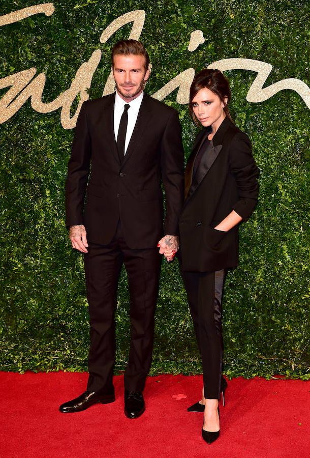 18º aniversario. David y Victoria Beckham, dados de la mano, hacen su aparición más unidos que nunca en un evento en Londres, en febrero de 2017.