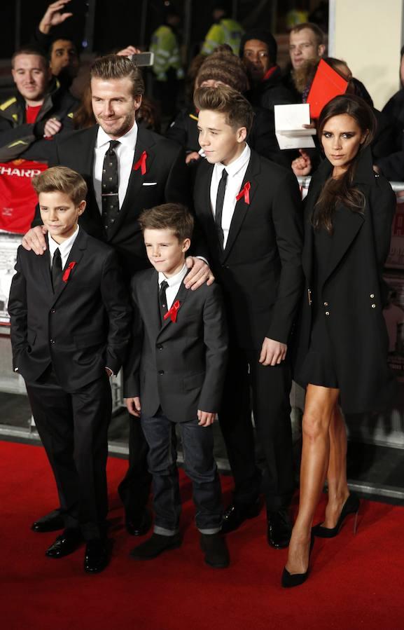 Una familia de cine. Los Beckham, con tres de sus cuatro hijos, posan sonrientes en la premiere de la película «The class of 92» en Londres.