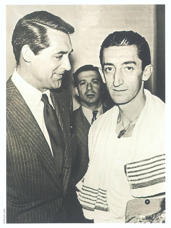 Manolete conversa con el actor, Cary Grant. 