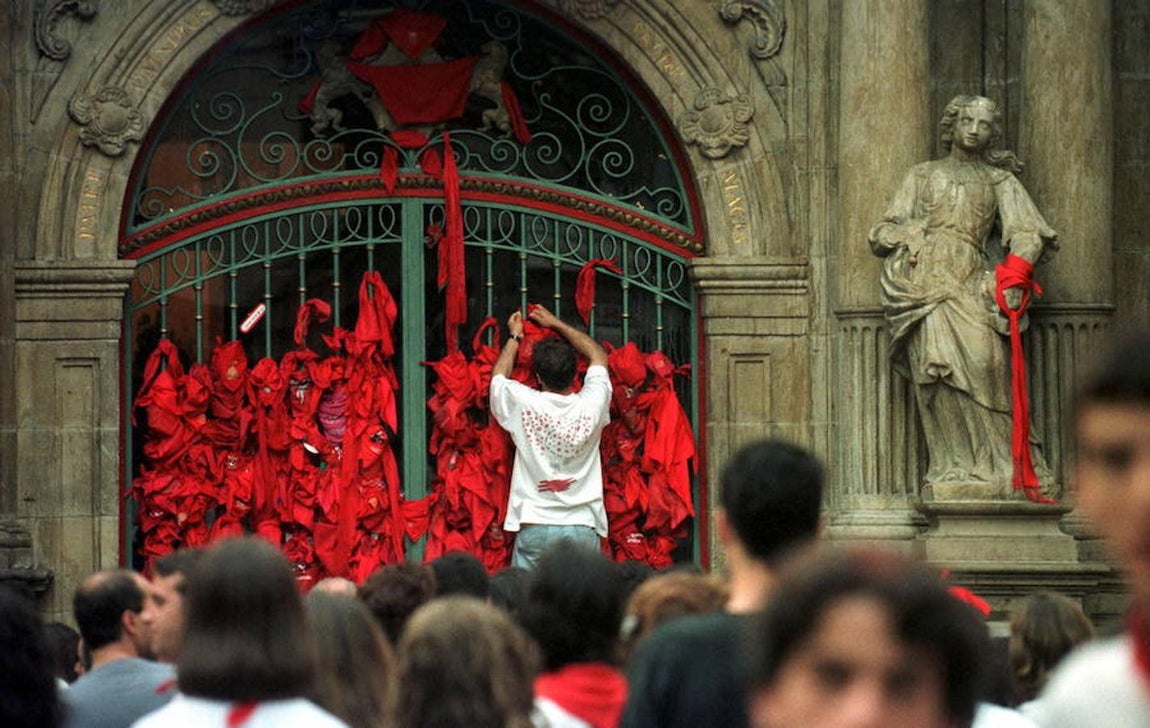 La verja del Ayuntamiento de Pamplona se convirtió en un símbolo del dolor. 