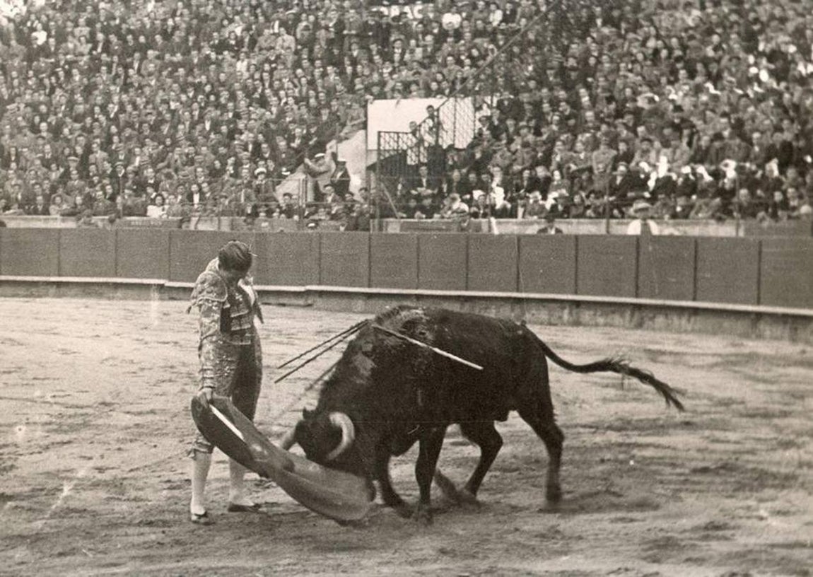 Manolete toreando en La Monumental. 