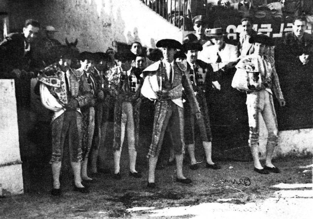 Manolete, Luis Miguel Dominguín y Gitanillo de Triana antes de comenzar la corrida en Linares en la que murió Manolete