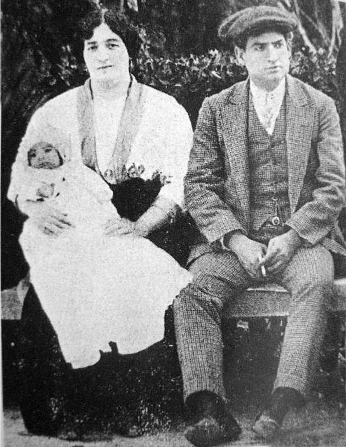 Los padres de Manolete posan con él en brazos. 