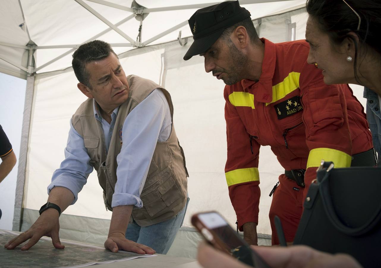 El delegado del Gobierno en Andalucía, Antonio Sanz (i), en el puesto de mando avanzado del incendio forestal declarado en la tarde de ayer en Minas de Riotinto (Huelva).