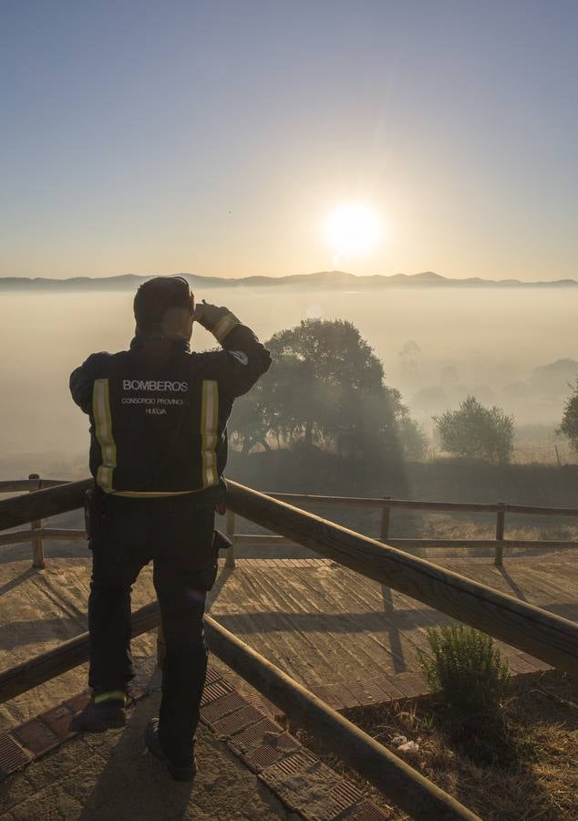 Un bombero del Consorcio Provincial de Huelva observa la zona afectada por el incendio forestal declarado en la tarde de ayer en Minas de Riotinto (Huelva)