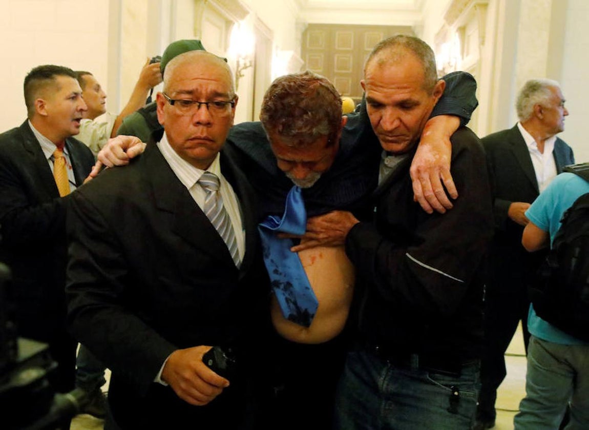 Los partidarios de Chávez agredieron a varios diputados de la oposición. Reuters