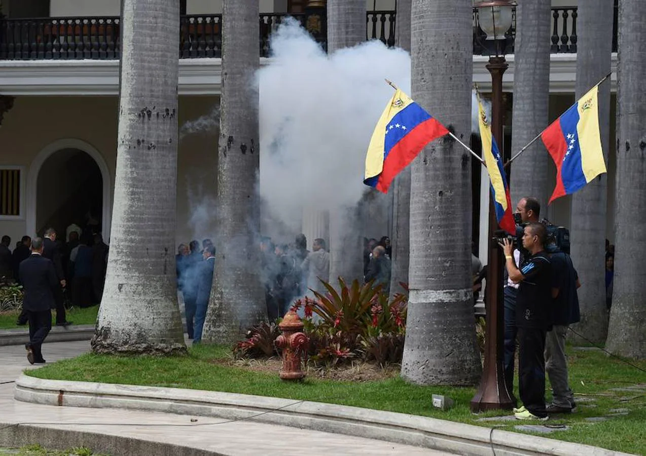Los simpatizantes del Gobierno de Maduro lanzaron varios cohetes pirotécnicos en los alrededores de la cámara