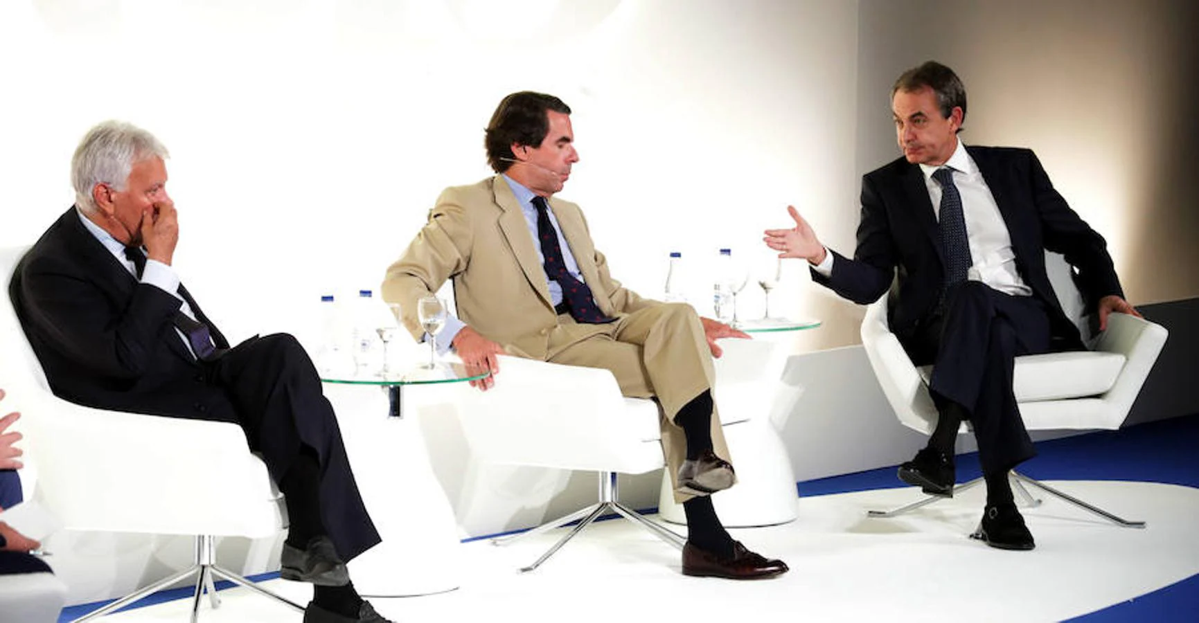 Aznar pide ante González y Zapatero aglutinar fuerzas constitucionalistas en Cataluña