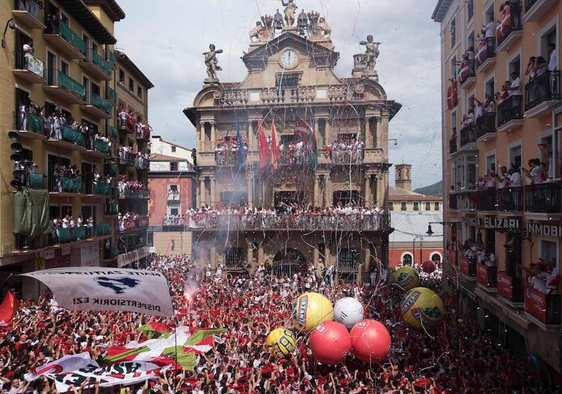 El chupinazo desde la Plaza del Ayuntamiento. 