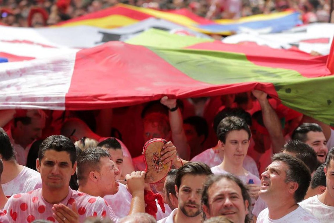 Asistentes bebiendo y sofocando el calor. 