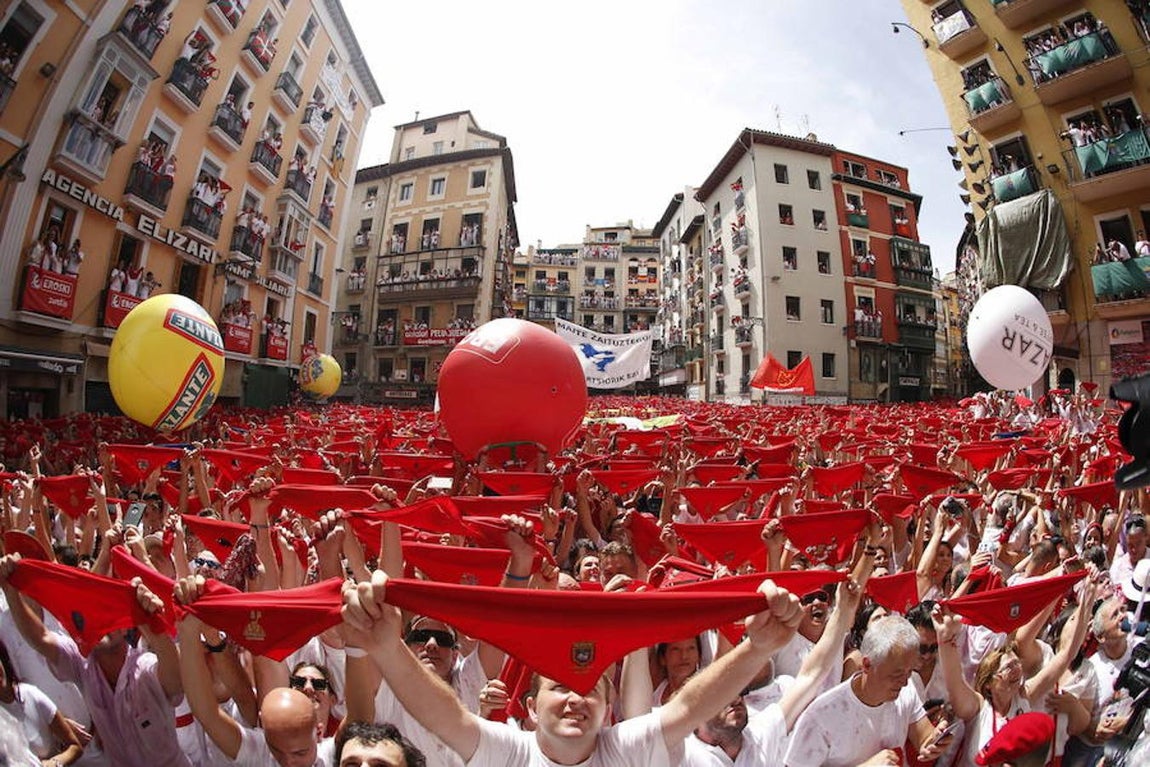 Pañuelos rojos alzados para el momento del chupinazo. 