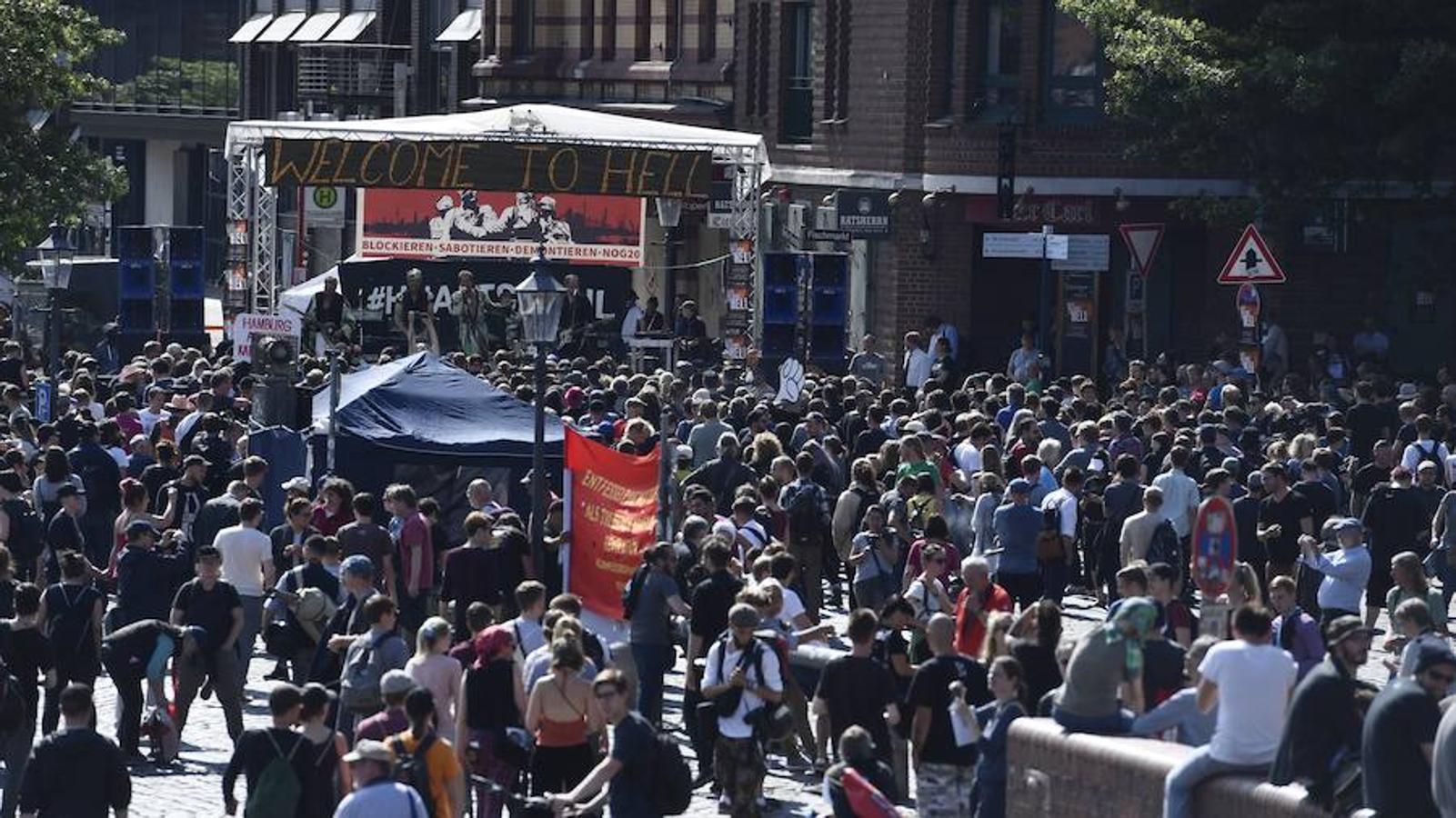 «Welcome to Hell». Participantes esperan el comienzo de la manifestación '«Welcome to Hell» antes de la cumbre del G20. Hamburgo vive una jornada de protestas contra el G20, con la promesa de las autoridades de garantizar el derecho a la libertad de expresión, pero con tolerancia cero ante la violencia.