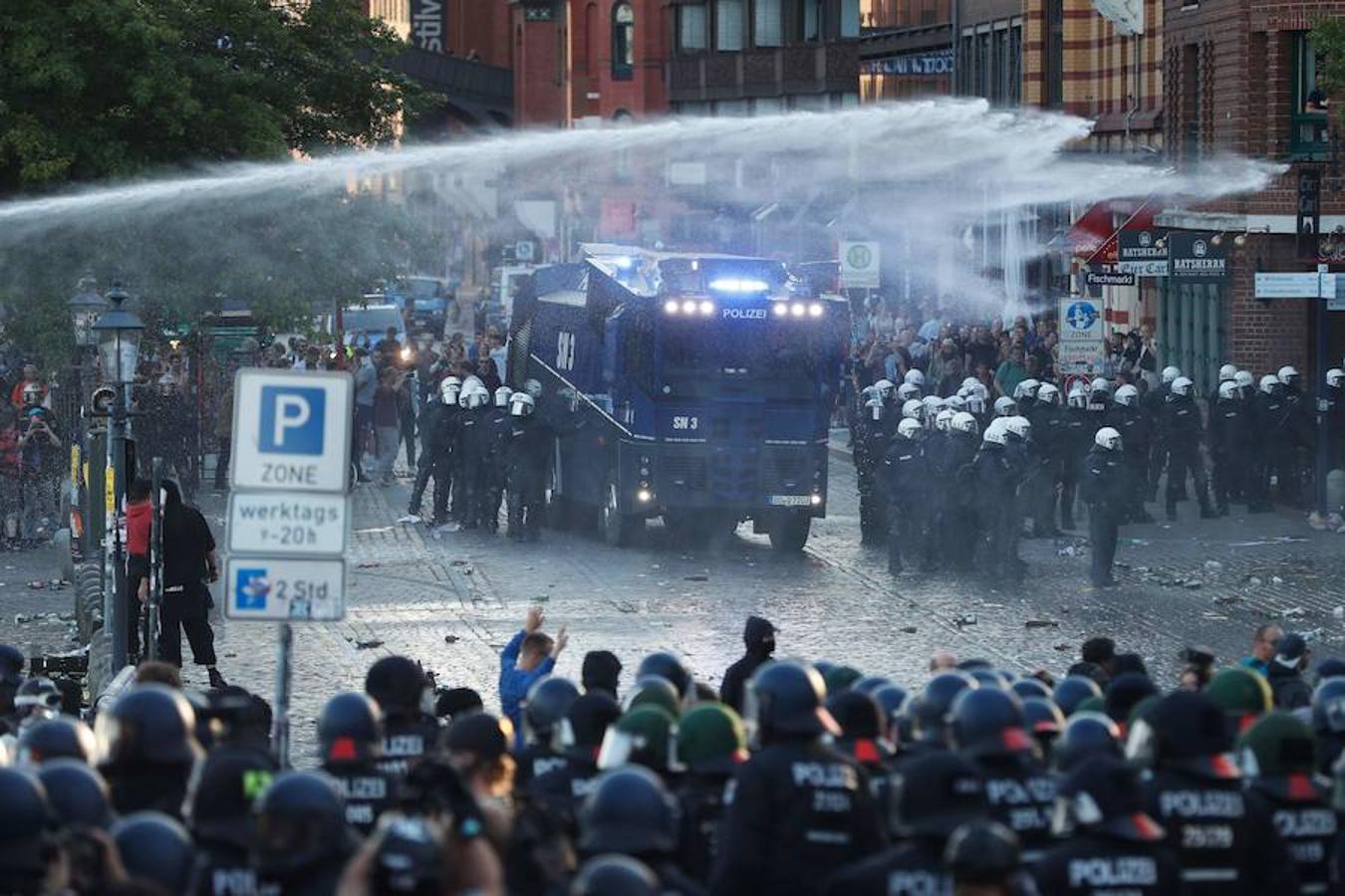 Cañones de agua. La policía antidisturbios usa cañones de agua durante la manifestación «Welcome to Hell» contra la cumbre del G20 en Hamburgo