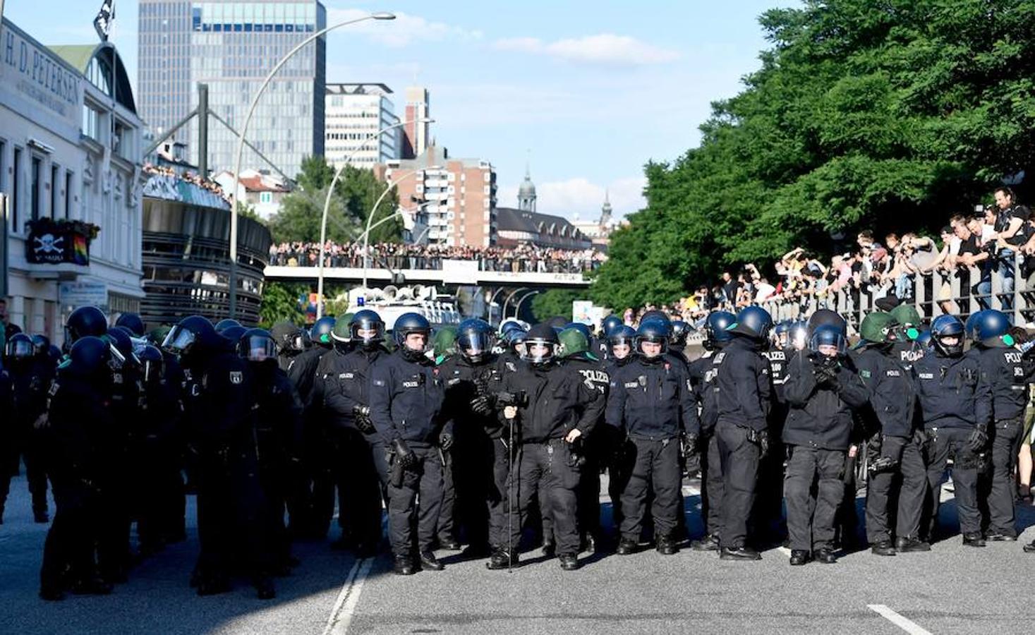 La policía se prepara. Agentes de la policía alemana se preparan antes de la manifestación «Welcome to Hell'»