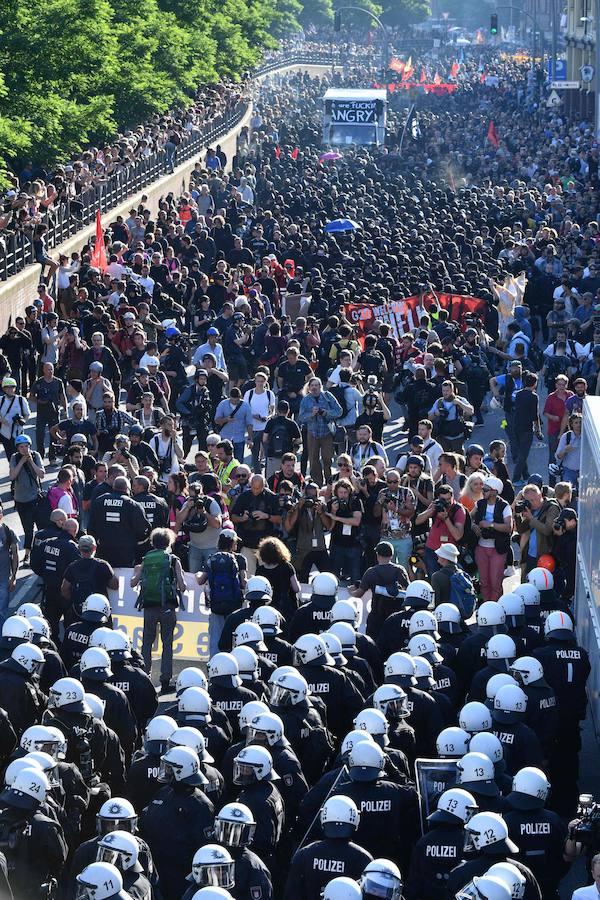 Los antidisturbio escoltan la manifestación. La policía antidisturbios escolta la manifestación «Welcome to Hell» contra la cumbre del G20 en Hamburgo, al norte de Alemania