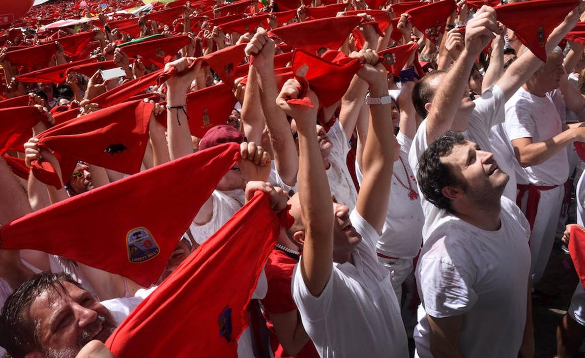 La tradicional ropa blanca y los pañuelos rojos dan color a la Plaza del Ayuntamiento. 