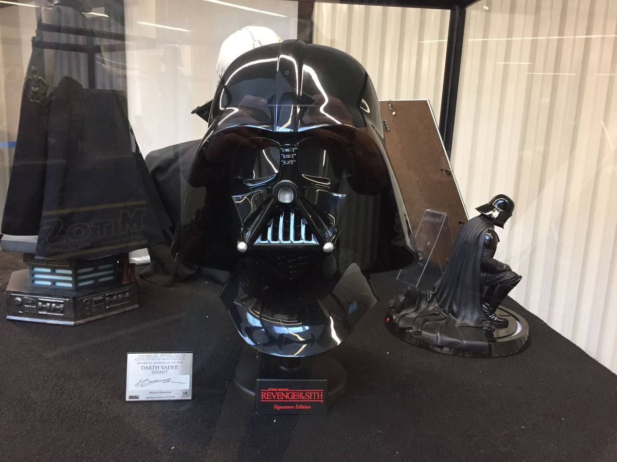 Decenas de figuras, trajes, elementos de rodaje y otros objetos de culto de Star Wars se exhiben en el Muelle de las Delicias