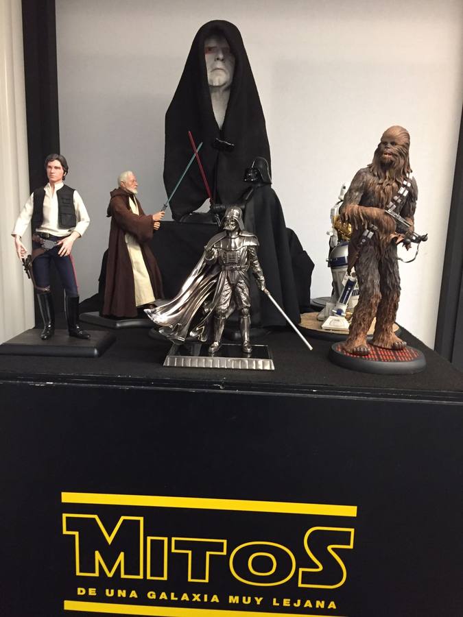 Decenas de figuras, trajes, elementos de rodaje y otros objetos de culto de Star Wars se exhiben en el Muelle de las Delicias