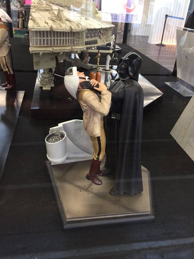 Decenas de figuras, trajes, elementos de rodaje y otros objetos de culto de Star Wars se exhiben en el Muelle de las Delicias