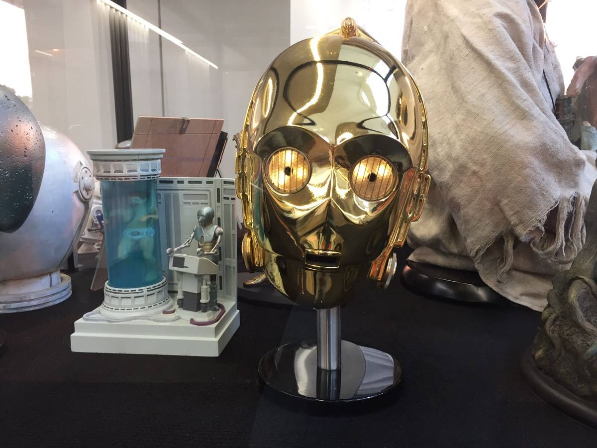 Decenas de figuras, trajes, elementos de rodaje y otros objetos de culto de Star Wars se exhiben en el Muelle de las Delicias