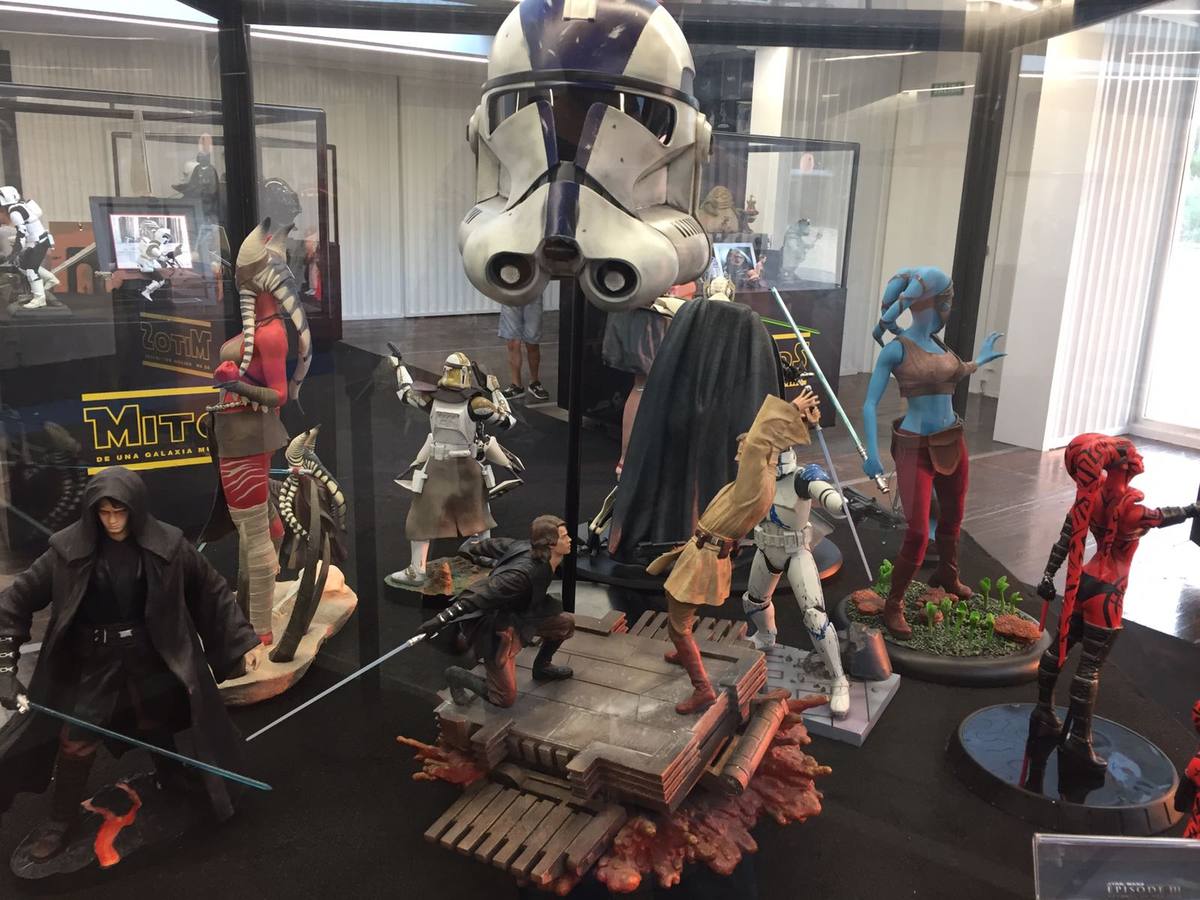 Decenas de figuras, trajes, elementos de rodaje y otros objetos de culto de Star Wars se exhiben en el Muelle de las Delicias