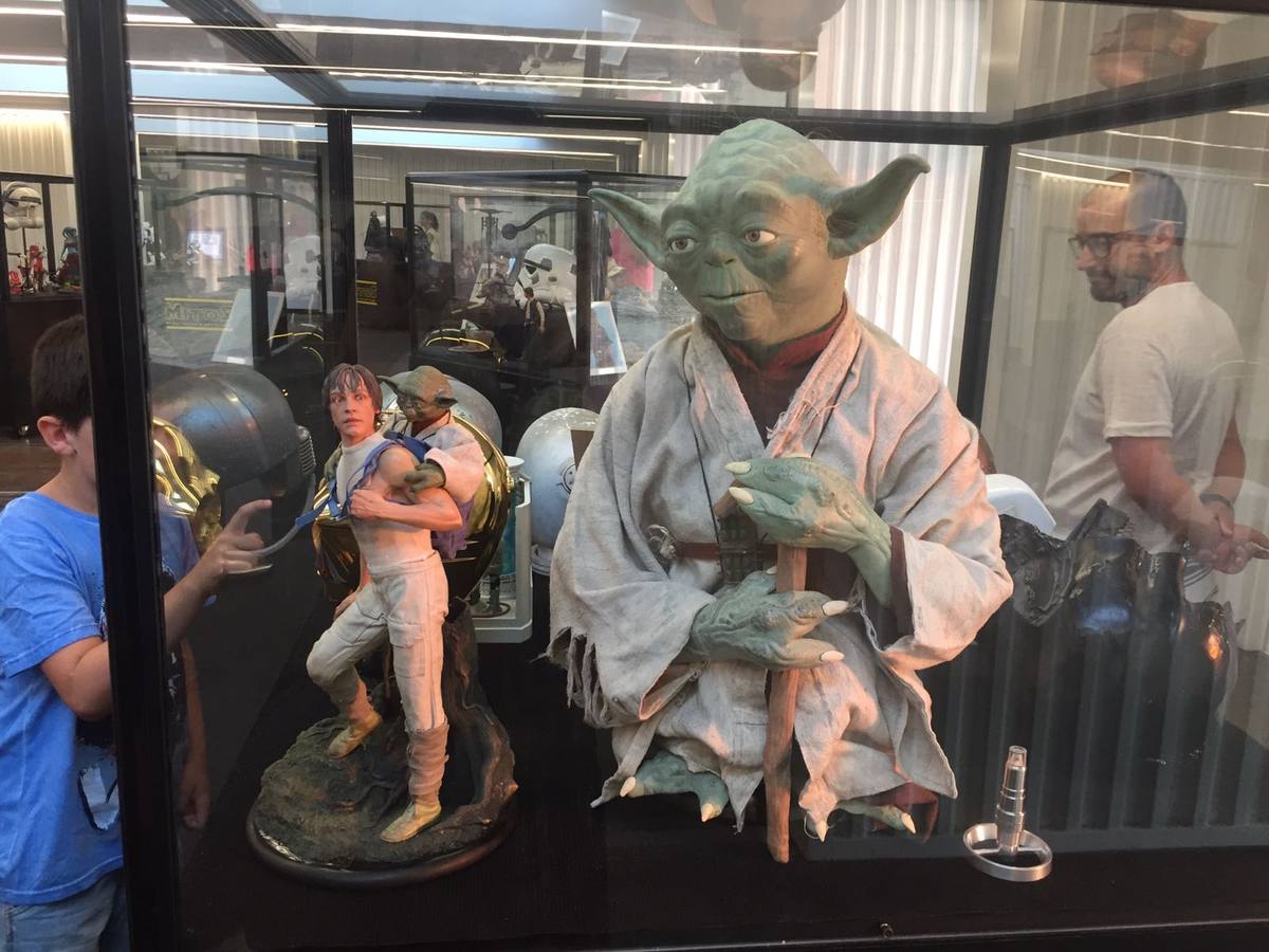 Decenas de figuras, trajes, elementos de rodaje y otros objetos de culto de Star Wars se exhiben en el Muelle de las Delicias