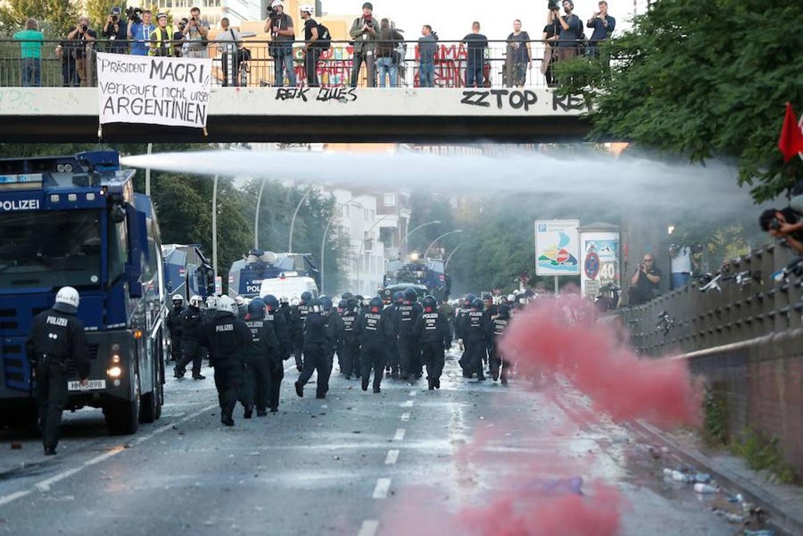 Se ha informando sobre comportamientos de grupos aislados como el destrozo de escaparates de tiendas en calles comerciales y en un banco.. 