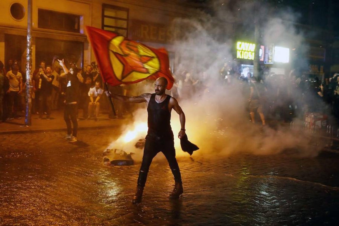 Los bomberos han sofocado esta noche unos 60 incendios provocados. 