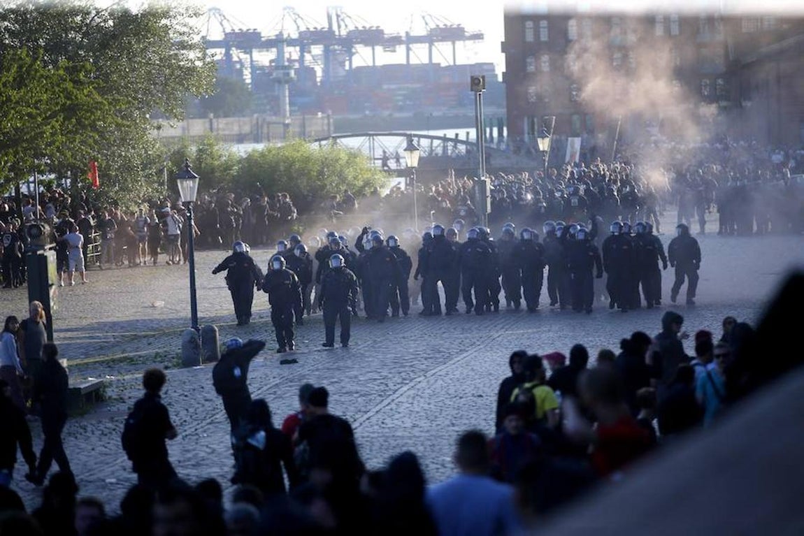 Numerosos agentes de policía han resultado heridos.. 
