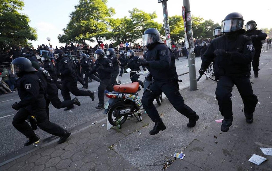 Cinco funcionarios permanecen hospitalizados y unos 44 detenidos han pasado a disposición policial.. 