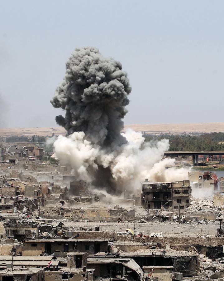 El comandante de las Fuerzas Antiterroristas Ali Awad aseguró que los combates estaban siendo muy violentos y advirtió de que todavía quedaban cientos de familias en la zona donde resistían los yihadistas, que habían multiplicado en los últimos días el uso de suicidas con explosivos en los enfrentamientos.. 