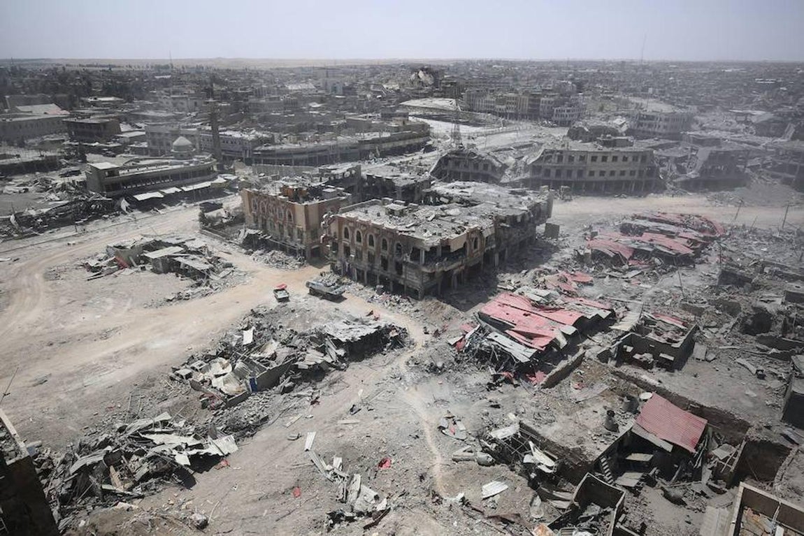 El comandante de las Fuerzas Antiterroristas Ali Awad aseguró que los combates estaban siendo muy violentos y advirtió de que todavía quedaban cientos de familias en la zona donde resistían los yihadistas, que habían multiplicado en los últimos días el uso de suicidas con explosivos en los enfrentamientos.. 