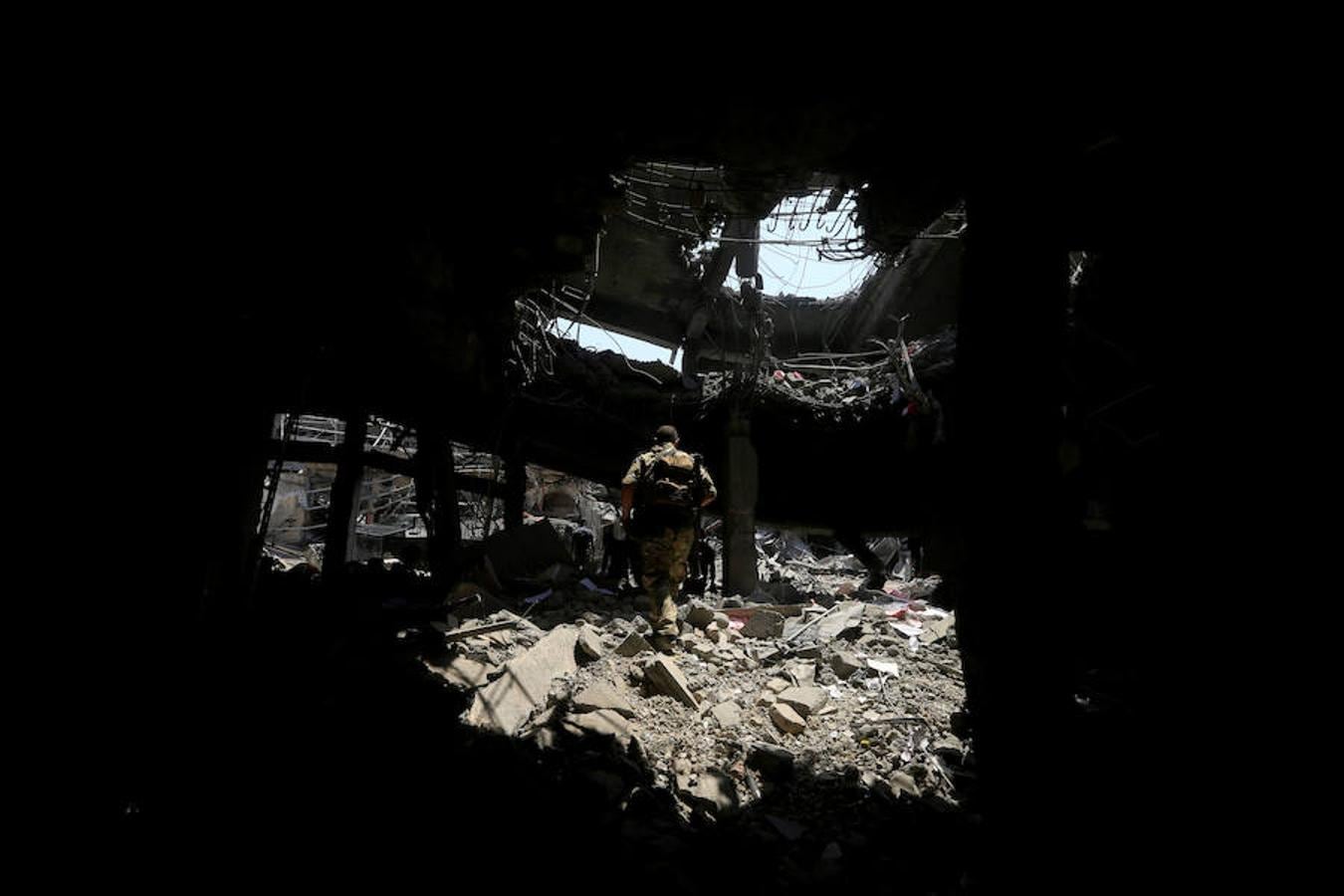 El portavoz de la Comandancia de Operaciones Conjuntas, Yehia Rasul, declaró ayer que las autoridades anunciarían "la victoria frente al grupo terrorista (EI) en las próximas horas, después de limpiar (de explosivos) todas las zonas de Mosul".