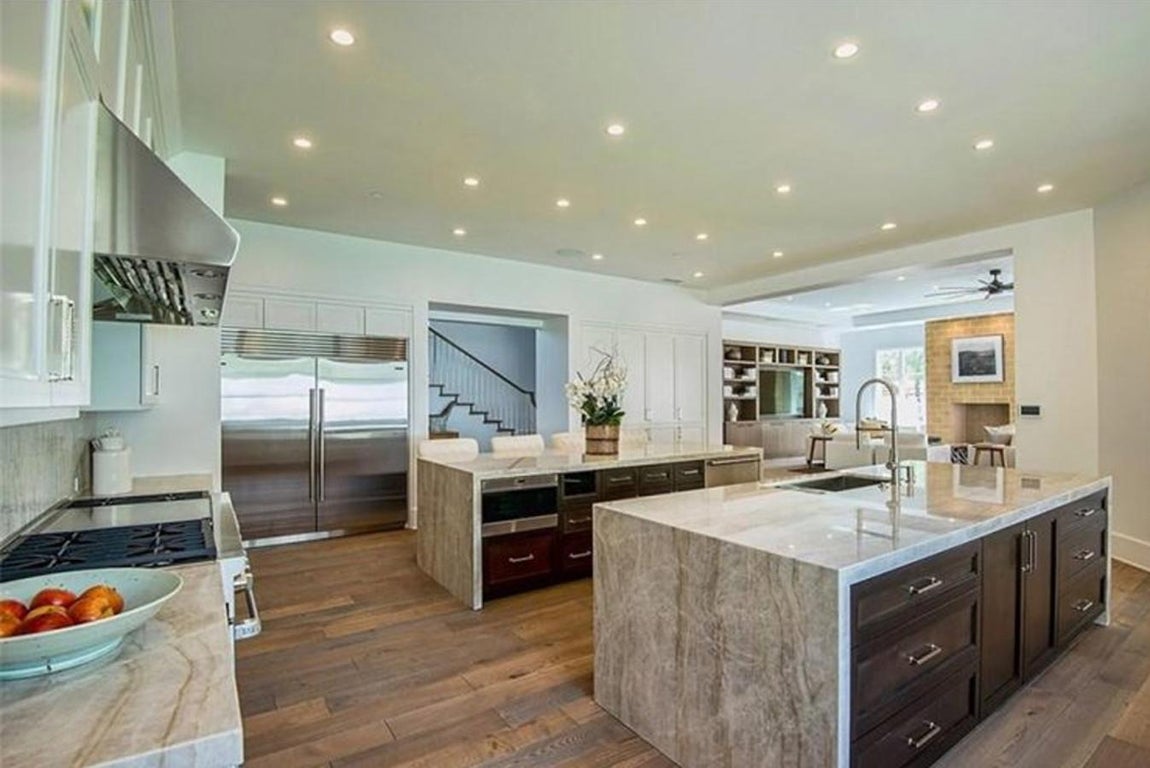 Vista islas de la cocina en mármol y madera.