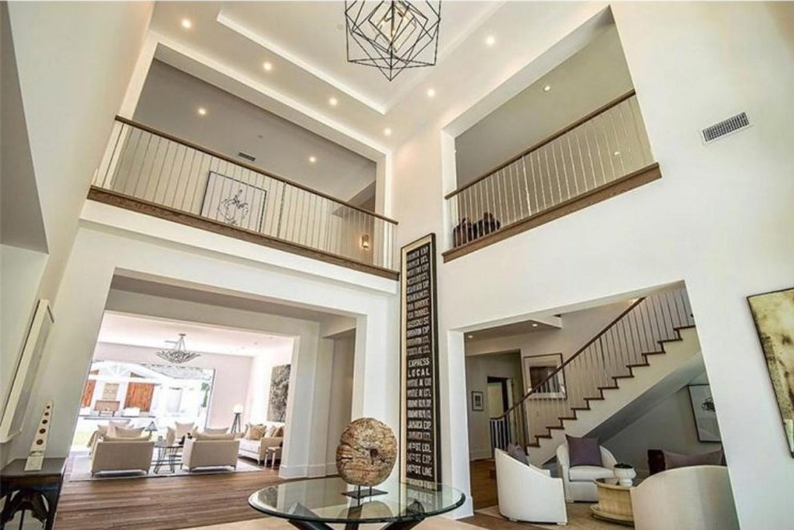 Hall con vistas a las dos plantas.