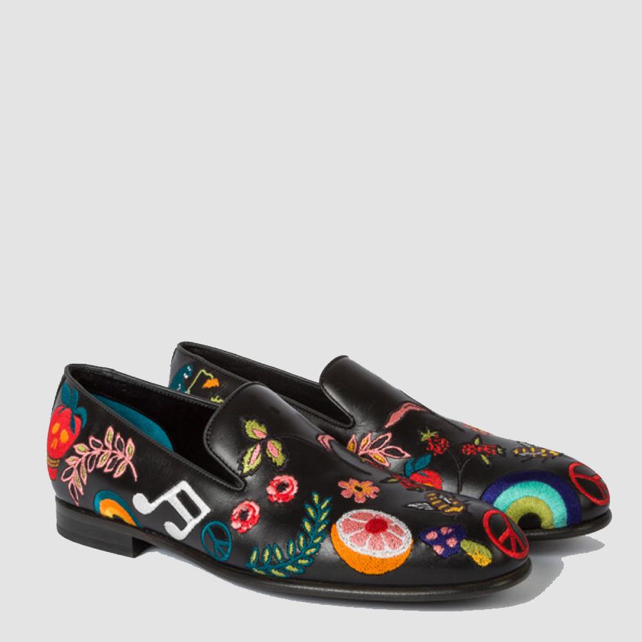 Zapatos Loafer en piel con elementos decorativos hippies (250,00 €).